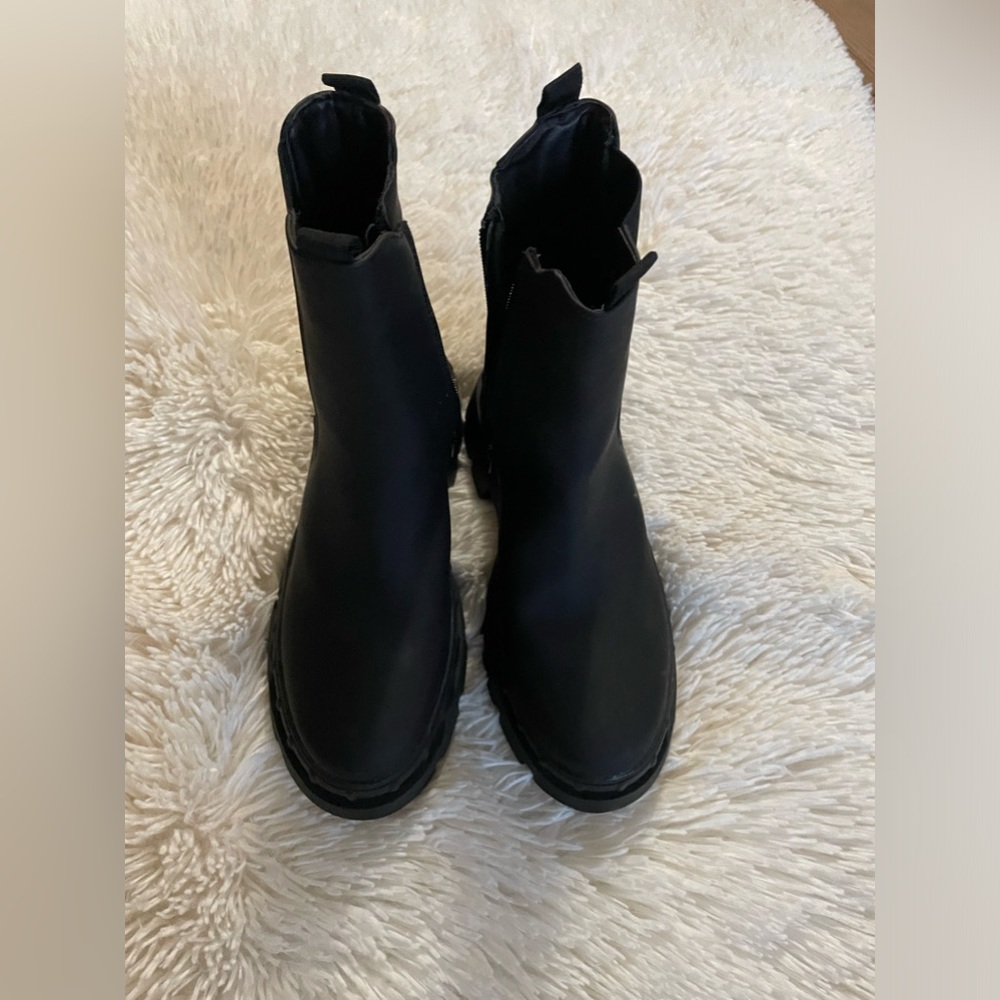 Forever 21 Chelsea boots - Picture 3 of 5